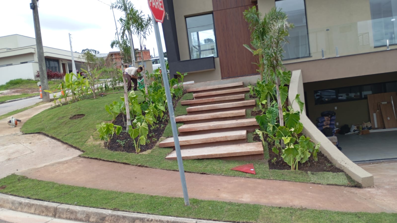 Fachada com jardim em frente à escada